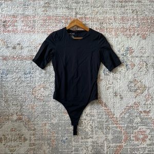 Everlane The Short-Sleeve Crew Neck Bodysuit. Thong snap closure. Black. S.